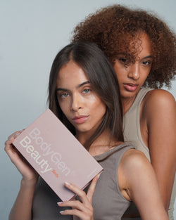 zwei Models halten Beauty Body DNA Test Kit in der Hand