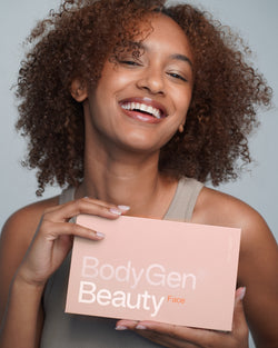 lächelndes Model hält Beauty Face DNA Test Kit in der Hand