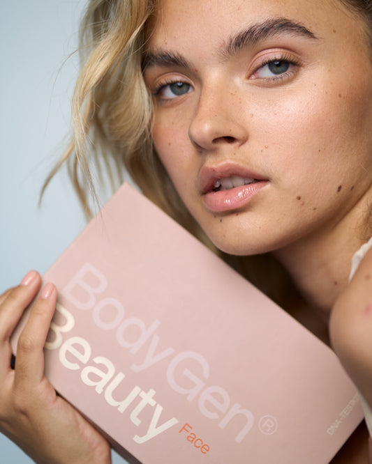 Model hält Beauty Face DNA Test Kit in der Hand