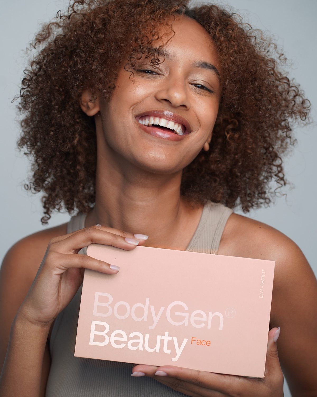 Model hält eine BodyGen Testbox
