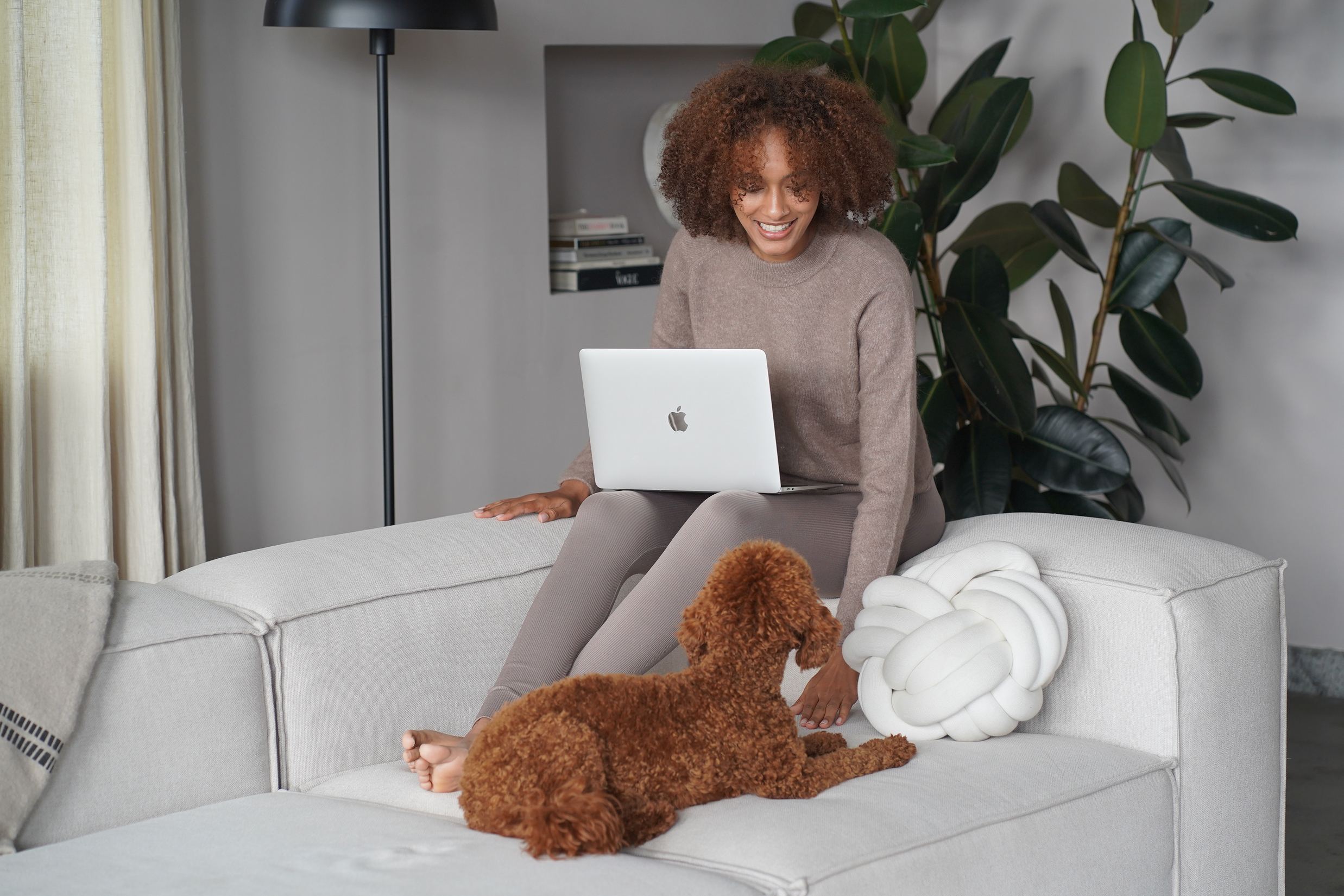 Frau auf dem Sofa mit Laptop
